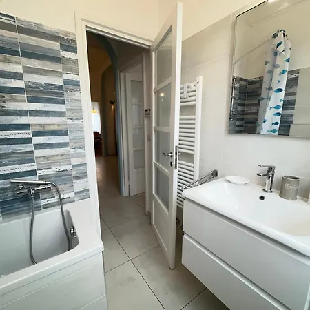 1 Min Walk From The Sea, With 2 Bed And 2 Bath アラッシオ