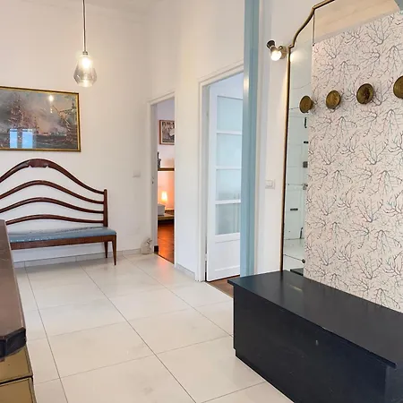 1 Min Walk From The Sea, With 2 Bed And 2 Bath Apartment